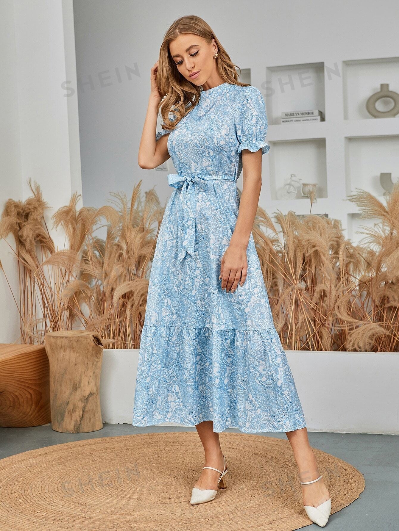 SHEIN Mulvari فستان بطبعة البيزلي وحزام على الخصر وحاشية متموجة