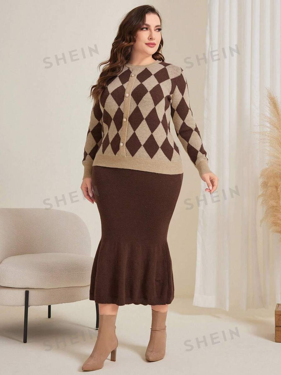 SHEIN Mulvari سترة محبوكة بنمط رومبوس وتزيين أزرار مزيفة مع تنورة محبوكة على شكل 2 قطعة للمقاسات الكبيرة