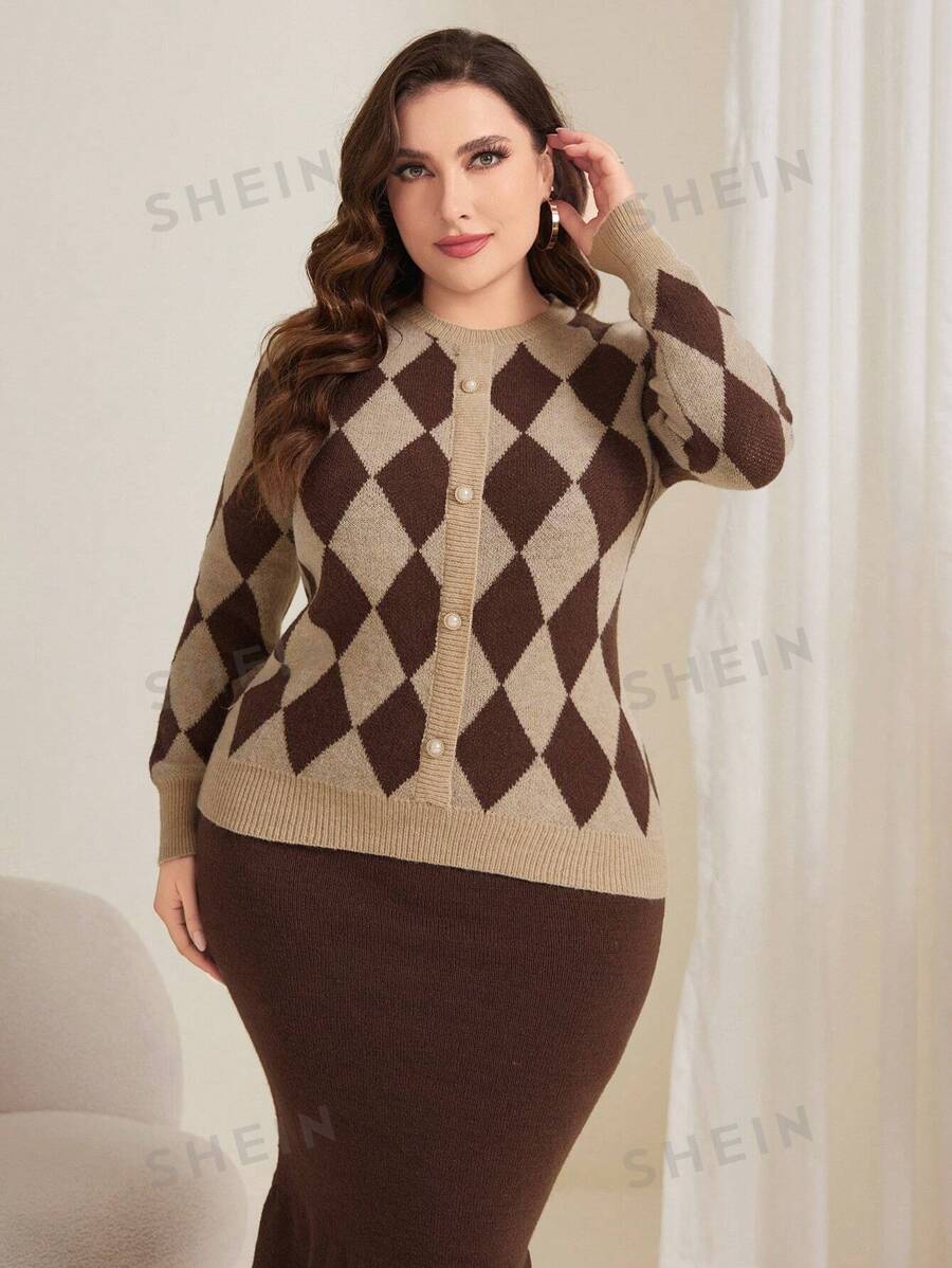 SHEIN Mulvari سترة محبوكة بنمط رومبوس وتزيين أزرار مزيفة مع تنورة محبوكة على شكل 2 قطعة للمقاسات الكبيرة