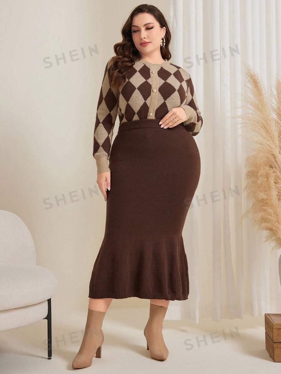 SHEIN Mulvari سترة محبوكة بنمط رومبوس وتزيين أزرار مزيفة مع تنورة محبوكة على شكل 2 قطعة للمقاسات الكبيرة