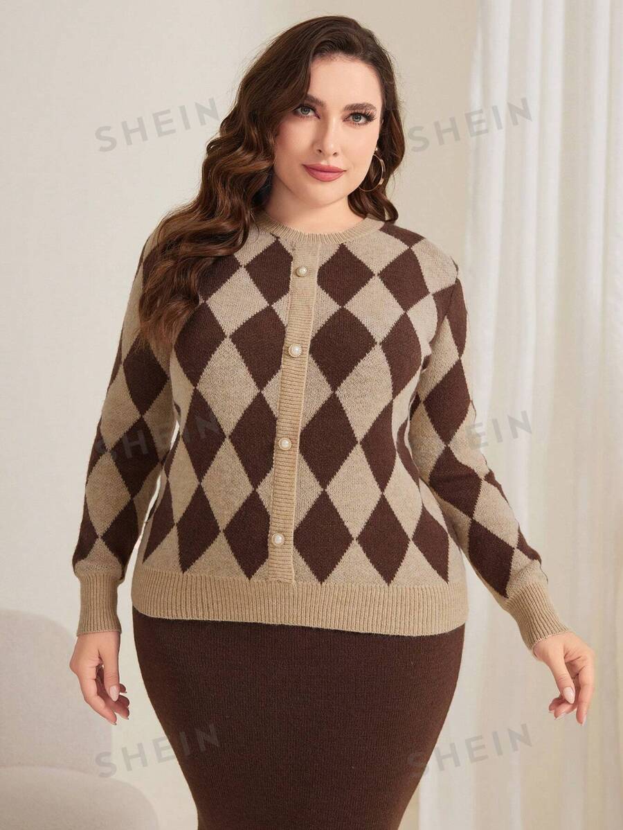 SHEIN Mulvari سترة محبوكة بنمط رومبوس وتزيين أزرار مزيفة مع تنورة محبوكة على شكل 2 قطعة للمقاسات الكبيرة