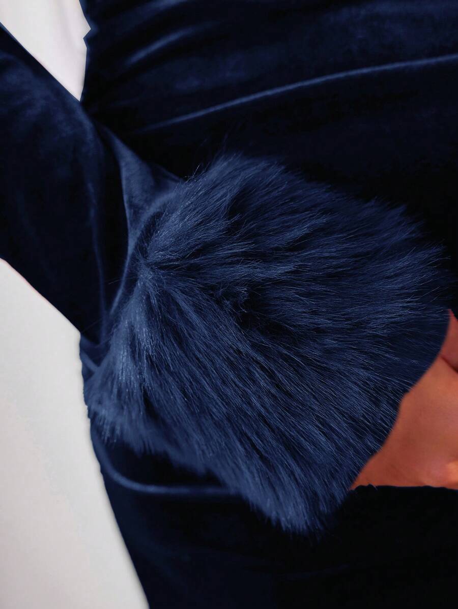 SHEIN Modely فستان مخملي بألوان أحادية، يضم أكمام منفرطة ذات حواف مترفة ومطوية في التصميم ناعم وفخم