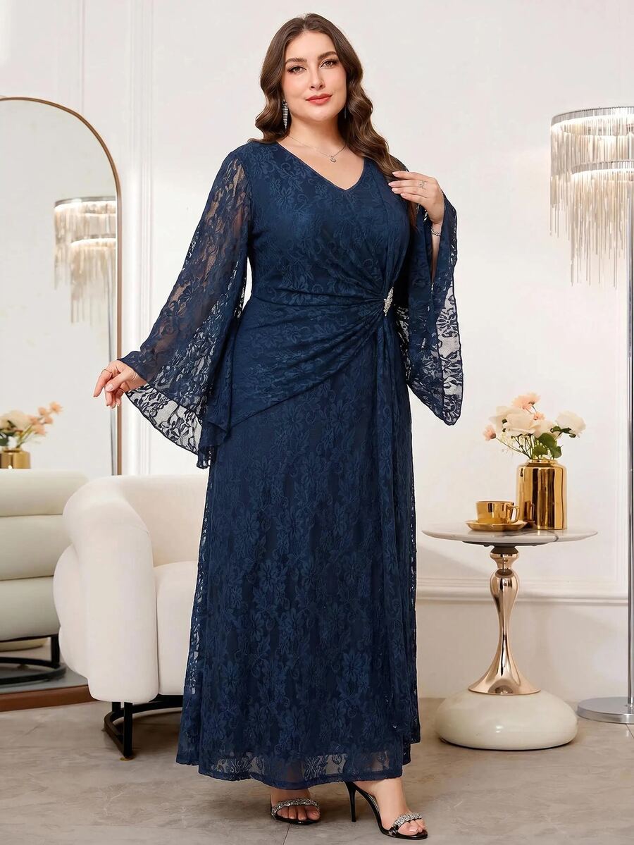 SHEIN Reflora V فستان بلون أزرق داكن للمقاسات الكبيرة مزين بالدانتيل والراينستون بياقة