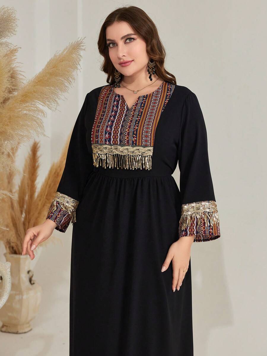 SHEIN Najma ثوب مقاس زائد بياقة مقسومة ونمط هندسي وتفصيل مزين بالترتر والشرابة