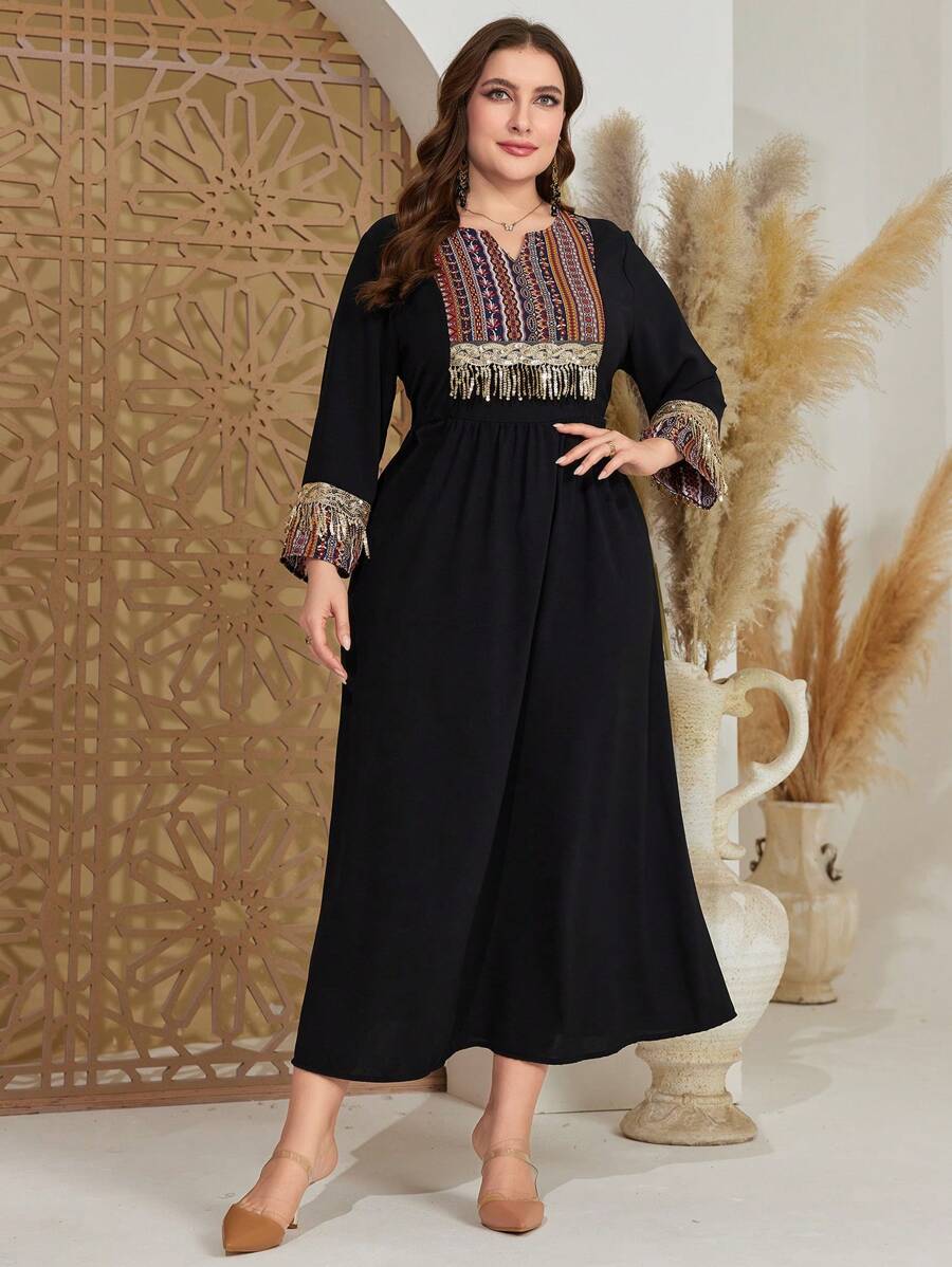 SHEIN Najma ثوب مقاس زائد بياقة مقسومة ونمط هندسي وتفصيل مزين بالترتر والشرابة