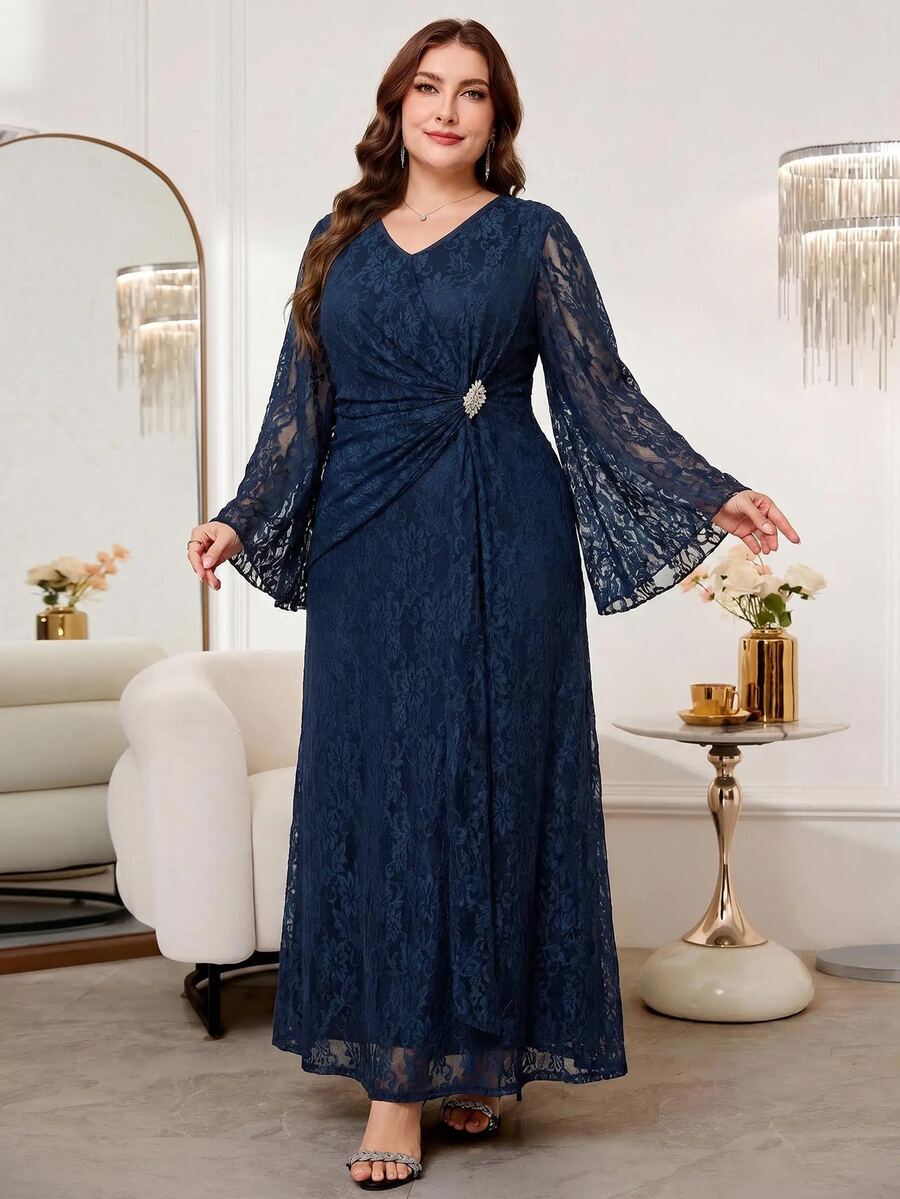 SHEIN Reflora V فستان بلون أزرق داكن للمقاسات الكبيرة مزين بالدانتيل والراينستون بياقة