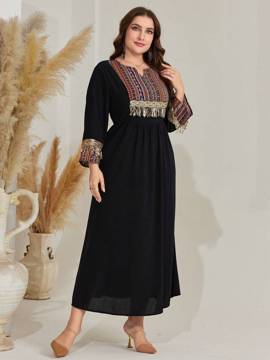 SHEIN Najma ثوب مقاس زائد بياقة مقسومة ونمط هندسي وتفصيل مزين بالترتر والشرابة