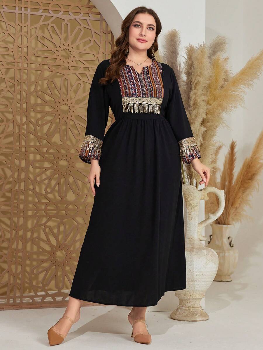 SHEIN Najma ثوب مقاس زائد بياقة مقسومة ونمط هندسي وتفصيل مزين بالترتر والشرابة