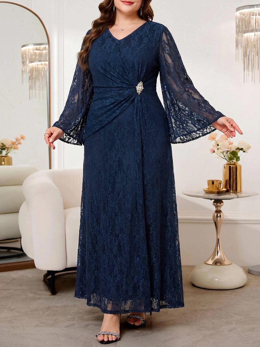 SHEIN Reflora V فستان بلون أزرق داكن للمقاسات الكبيرة مزين بالدانتيل والراينستون بياقة