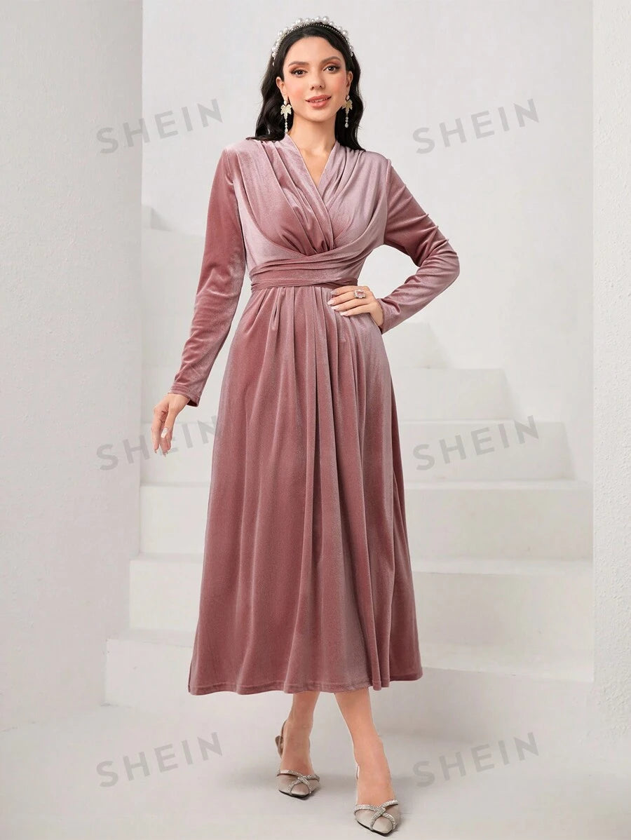 SHEIN Modely فستان ماكسي للسيدات من القطيفة بياقة مزدوجة وخصر ملتوي