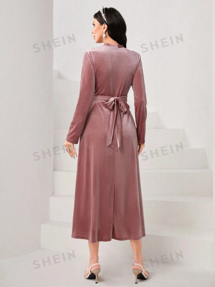 SHEIN Modely فستان ماكسي للسيدات من القطيفة بياقة مزدوجة وخصر ملتوي