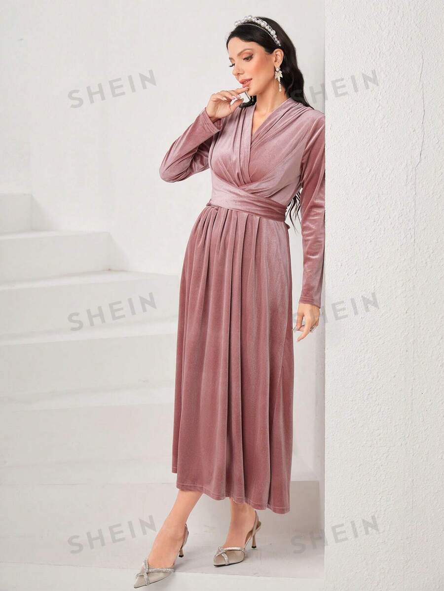 SHEIN Modely فستان ماكسي للسيدات من القطيفة بياقة مزدوجة وخصر ملتوي
