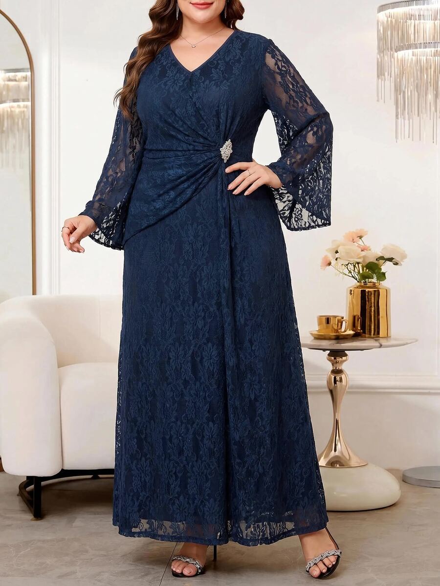 SHEIN Reflora V فستان بلون أزرق داكن للمقاسات الكبيرة مزين بالدانتيل والراينستون بياقة