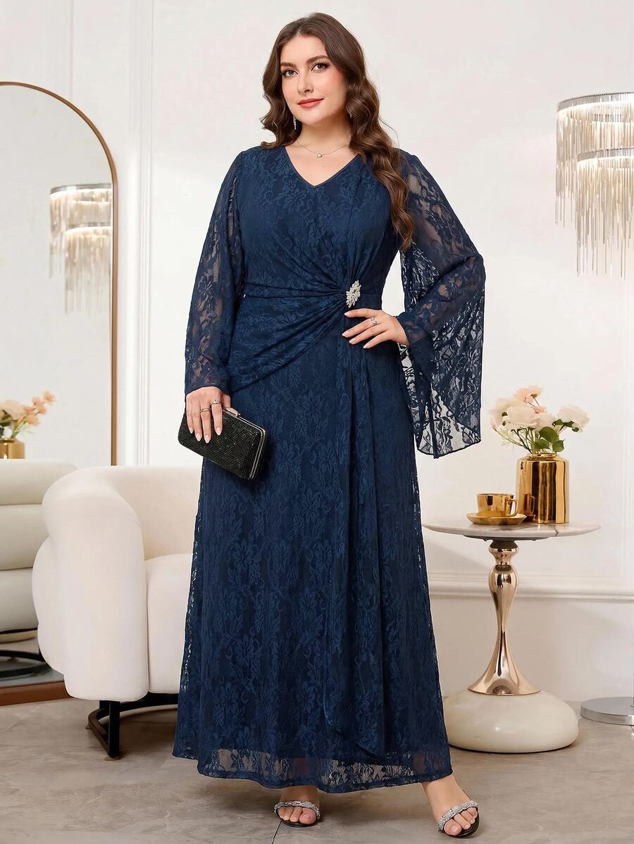 SHEIN Reflora V فستان بلون أزرق داكن للمقاسات الكبيرة مزين بالدانتيل والراينستون بياقة