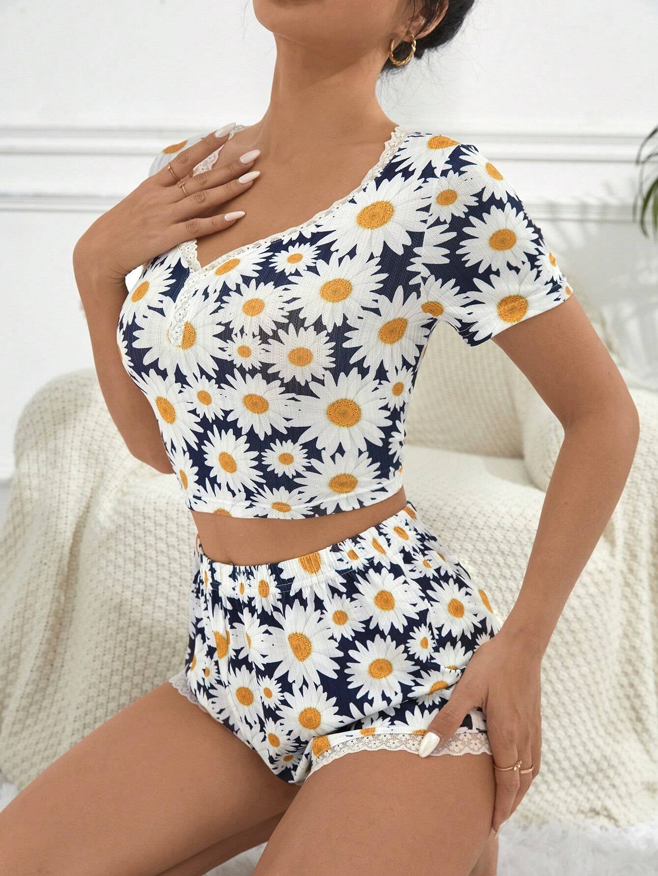 Women'S Full Print Daisy Patterned Pajama Set with Lace Trim