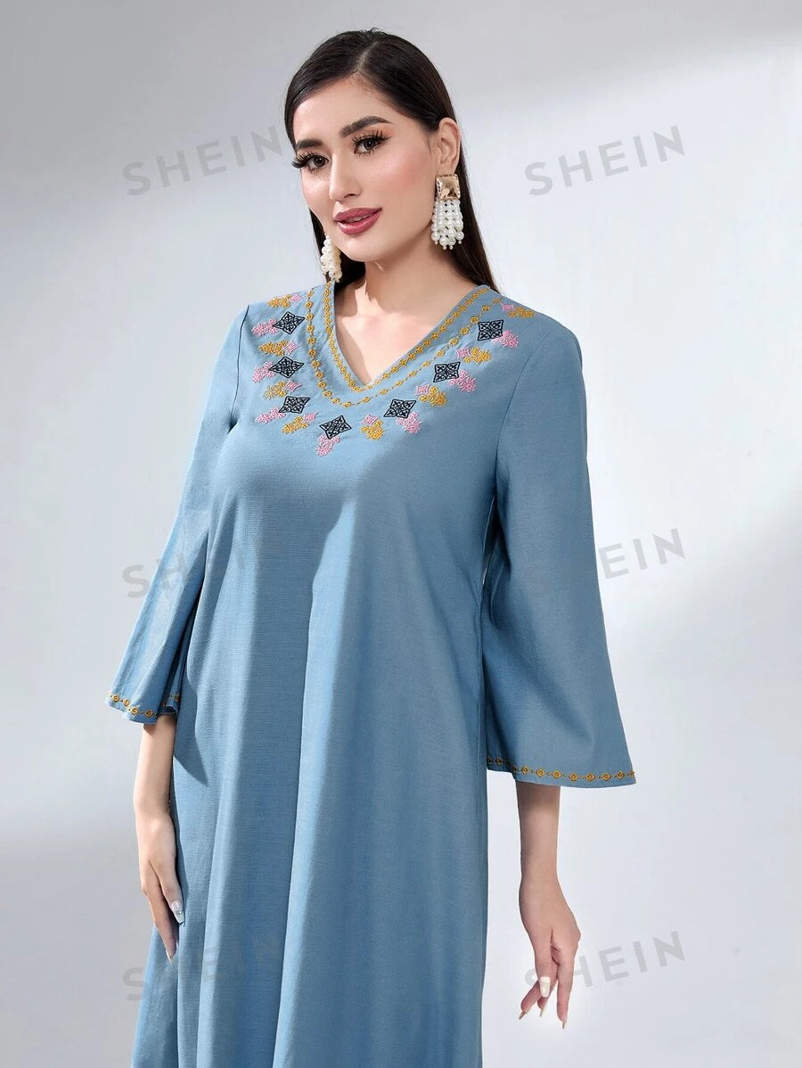 SHEIN Modely فستان تونك مطرز بأزهار اكمام منتفضة
