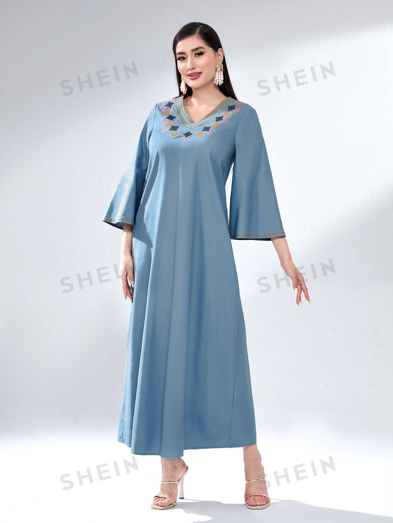 SHEIN Modely فستان تونك مطرز بأزهار اكمام منتفضة