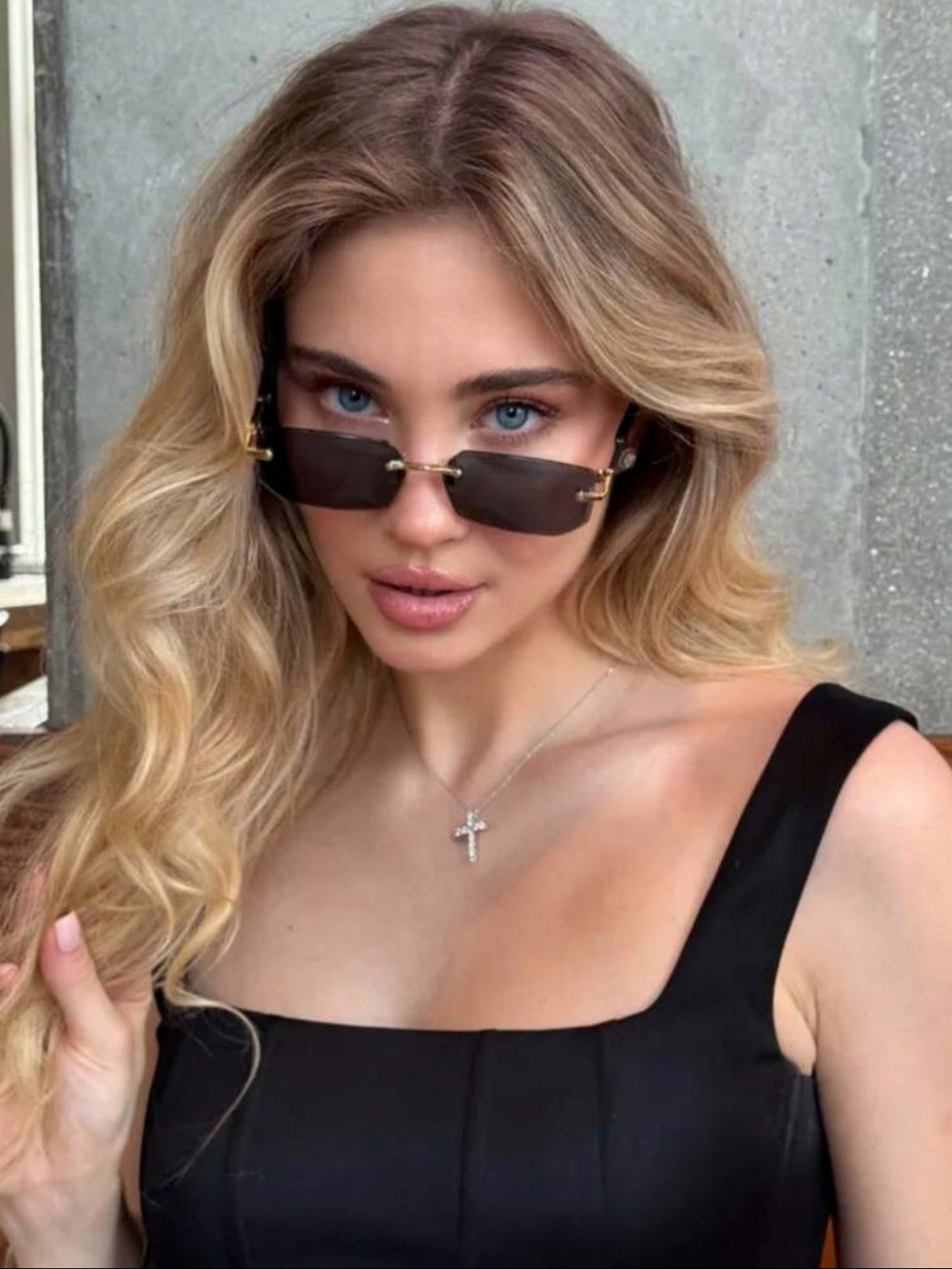 SHEIN نضارة بدون إطار بتصميم كلاسيكي أنيق لون أسود رمادي