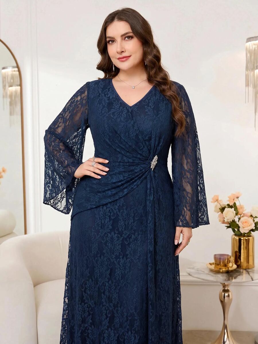 SHEIN Reflora V فستان بلون أزرق داكن للمقاسات الكبيرة مزين بالدانتيل والراينستون بياقة