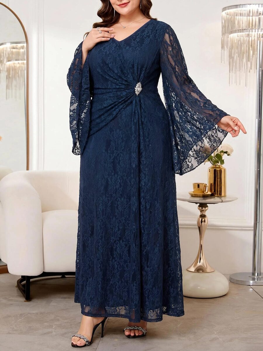 SHEIN Reflora V فستان بلون أزرق داكن للمقاسات الكبيرة مزين بالدانتيل والراينستون بياقة
