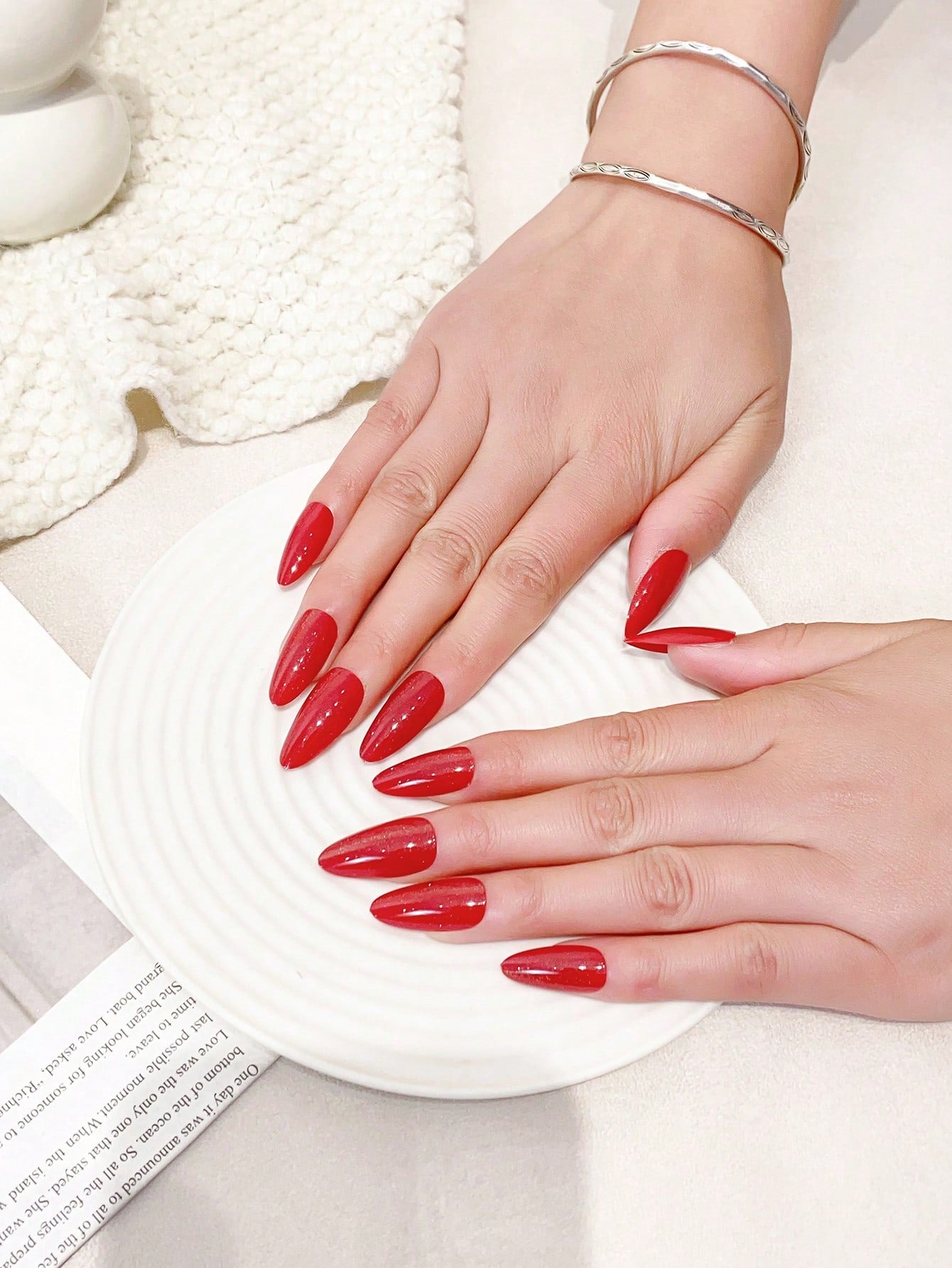 24Pcs High-Grade Large Red Cat Eye & Trendy Almond-Shaped False Nails Set for European & American Styles + 1Pc Jelly Glue + 1Pc Nail File