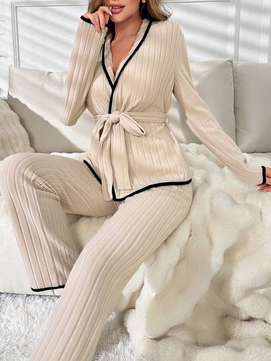 طقم لباس منزلي شريط متباين حزام