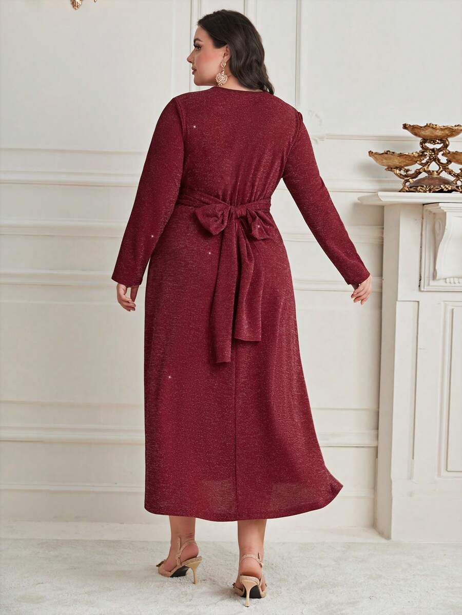SHEIN Modely الملابس العربية بتصميم اللف والثنيات خصر المقاس الكبير باللون الأحمر البرغندي