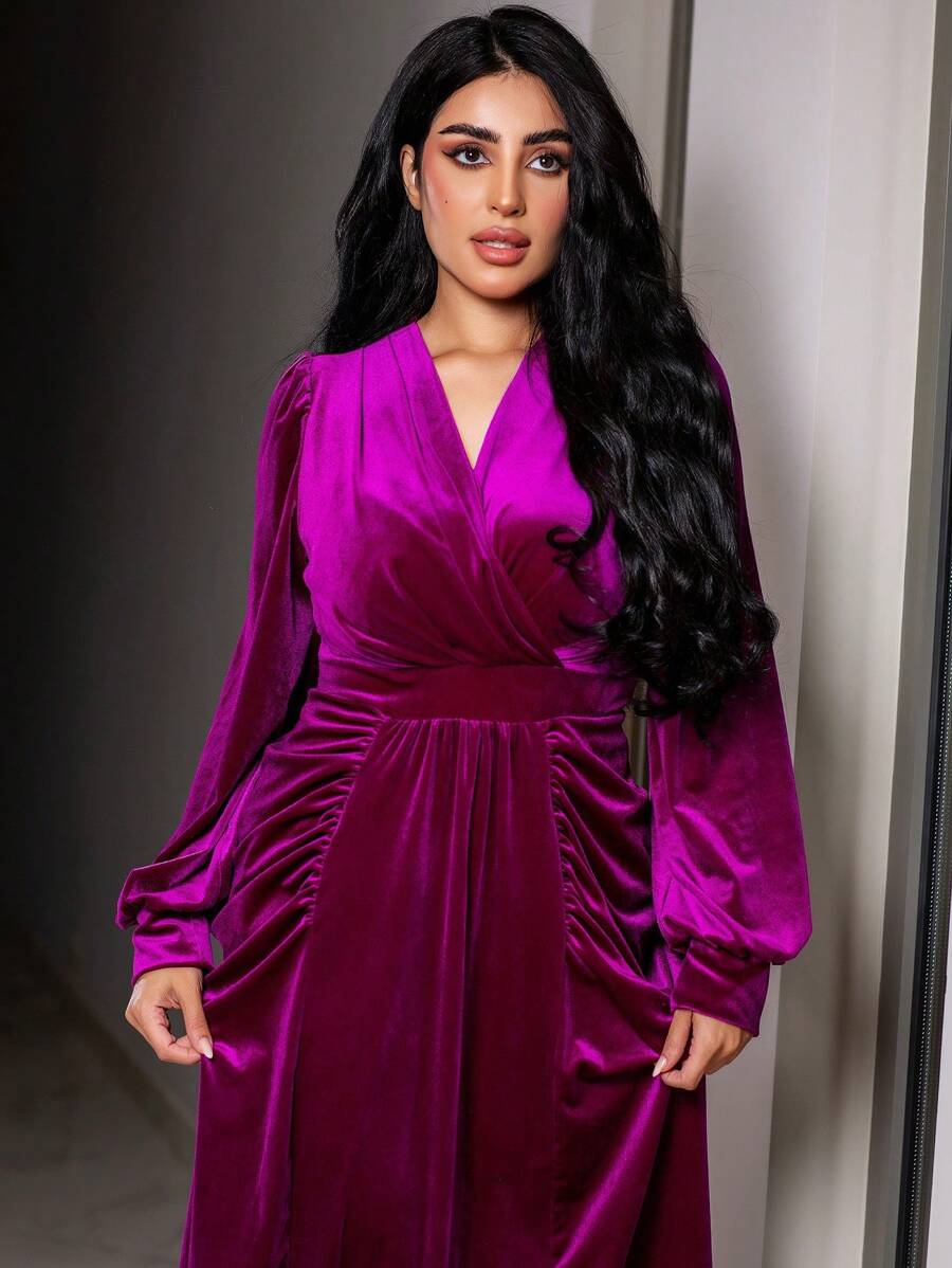 SHEIN Modely فستان عنق متداخل أكمام فانوس تجاعيد مخملي