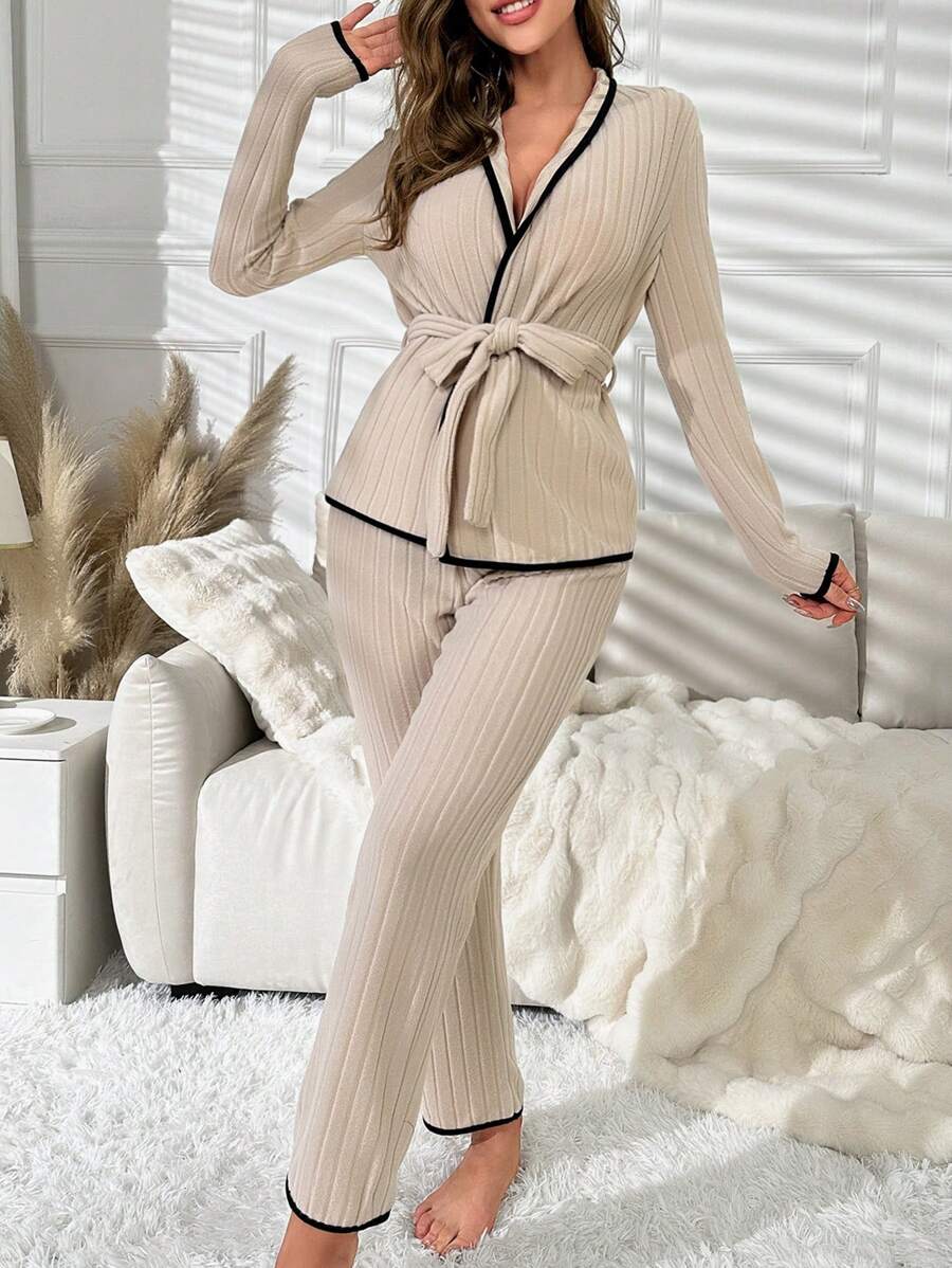 طقم لباس منزلي شريط متباين حزام