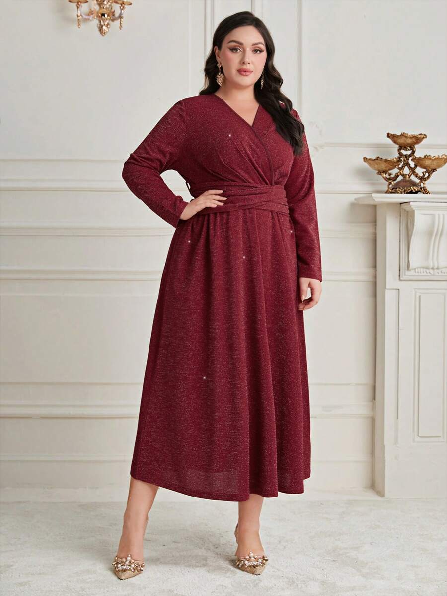 SHEIN Modely الملابس العربية بتصميم اللف والثنيات خصر المقاس الكبير باللون الأحمر البرغندي