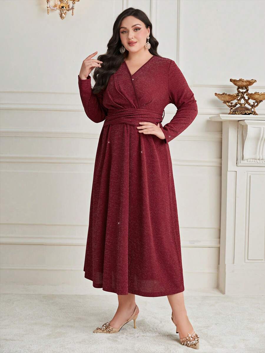 SHEIN Modely الملابس العربية بتصميم اللف والثنيات خصر المقاس الكبير باللون الأحمر البرغندي