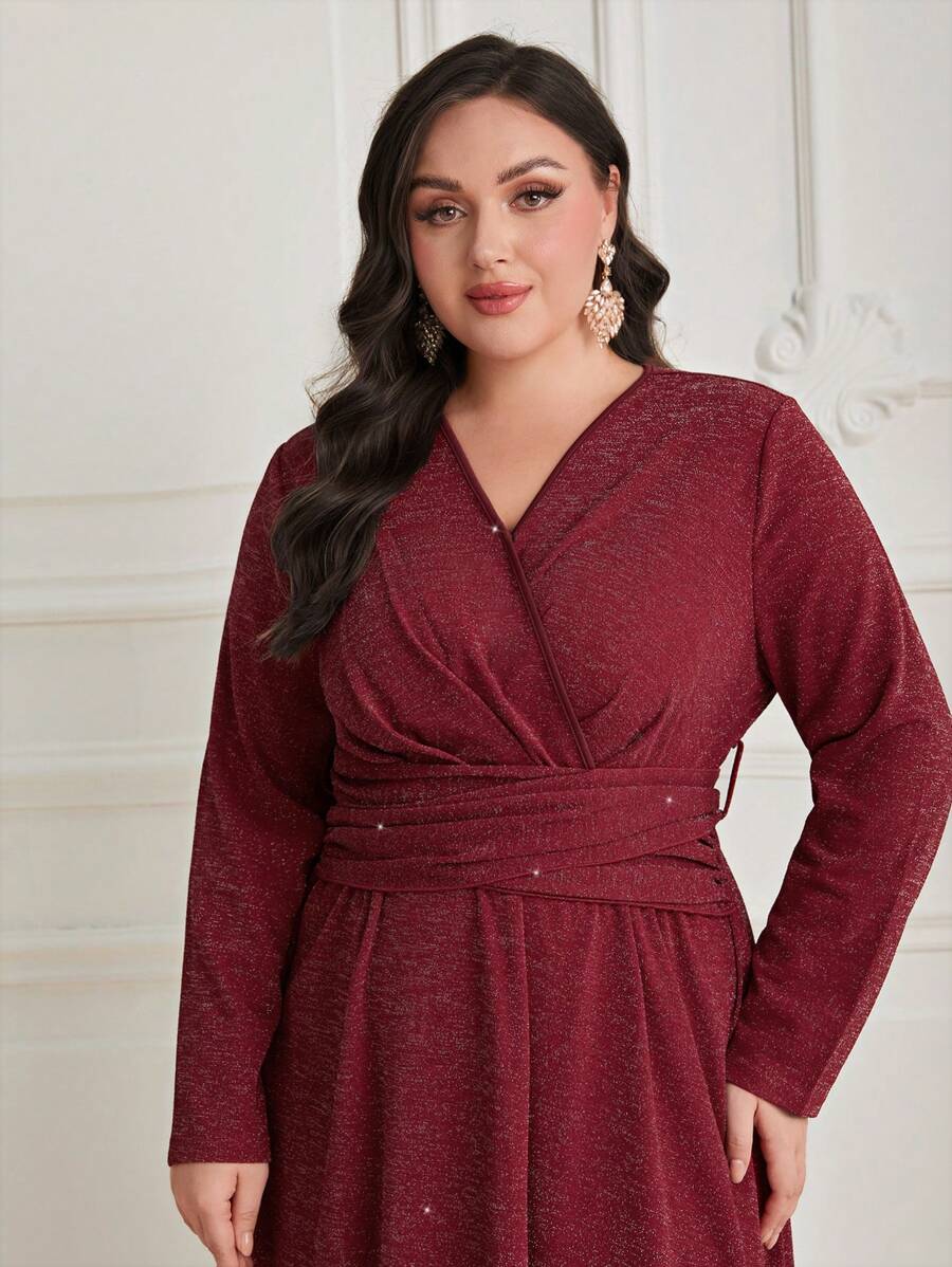 SHEIN Modely الملابس العربية بتصميم اللف والثنيات خصر المقاس الكبير باللون الأحمر البرغندي