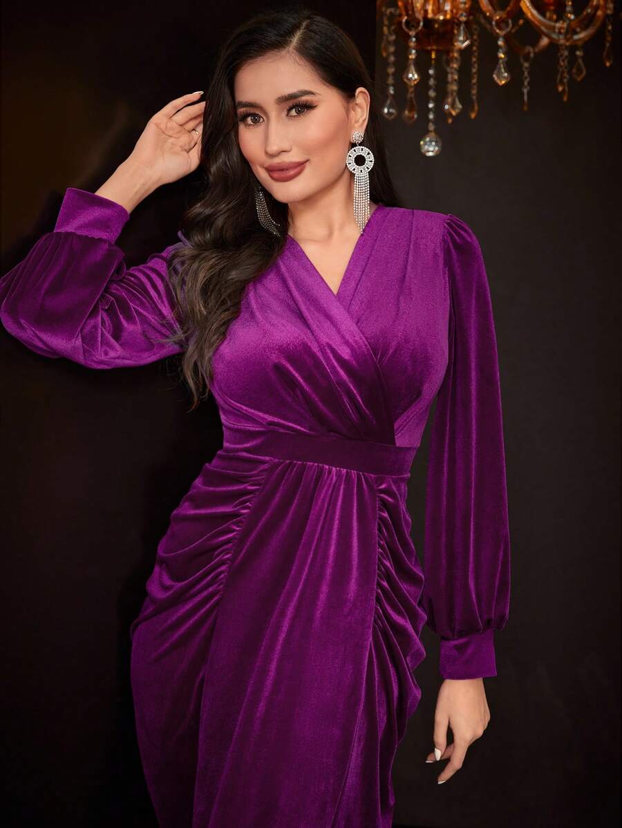 SHEIN Modely فستان عنق متداخل أكمام فانوس تجاعيد مخملي