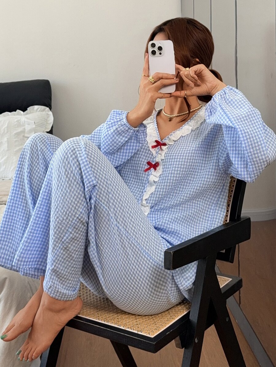 SHEIN DAZY طقم بيجامة قطعتين بنقشة مربعات وحواف كشكش وفيونكة