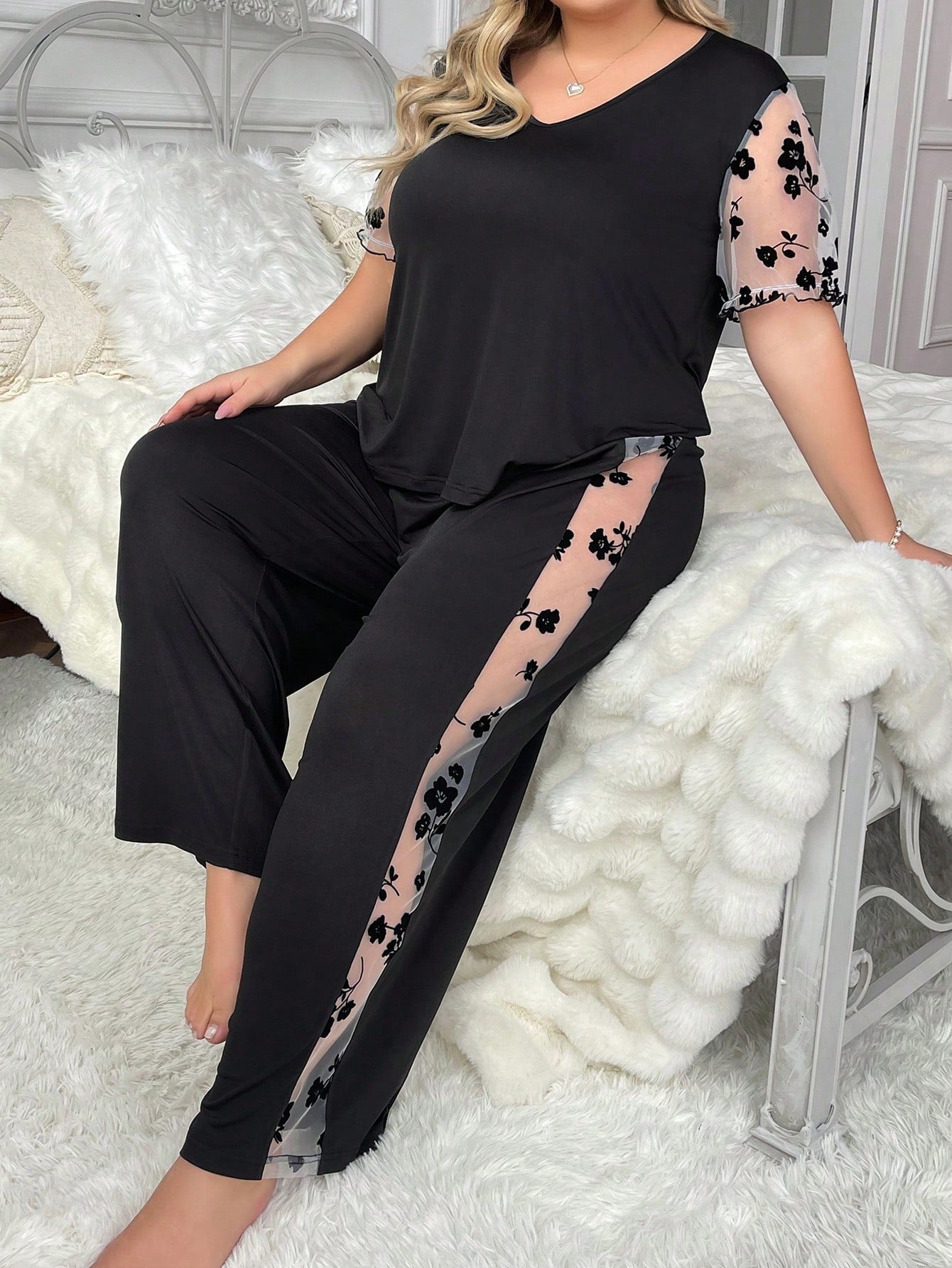 Plus Size Sleepwear Set with Crushed Velvet and Mesh Panel Short Sleeve Top and Pants