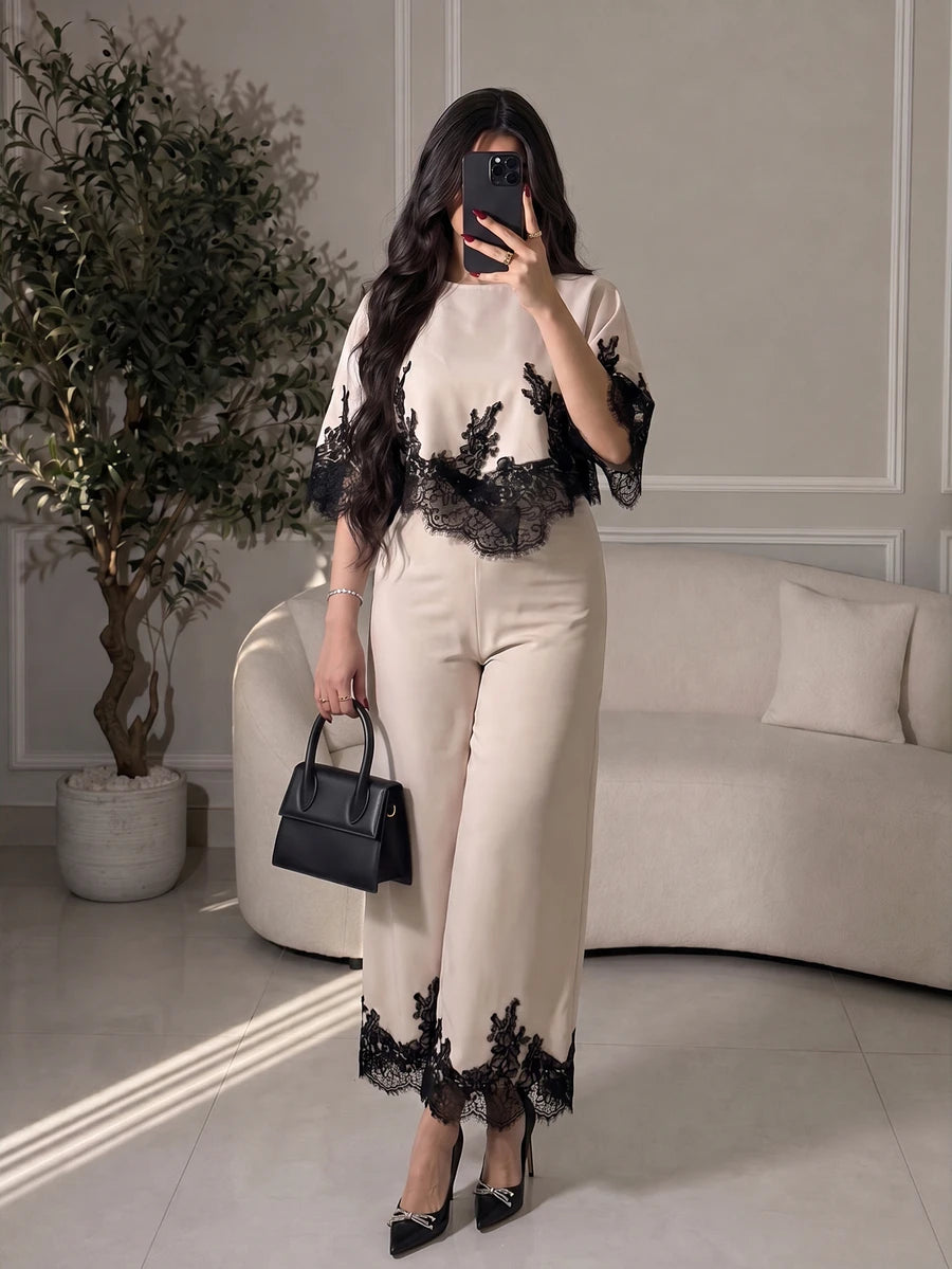 SHEIN Modelyn طقم نسائي قطعتين بلوزة مزينة بالدانتيل وبنطلون واسع الساق