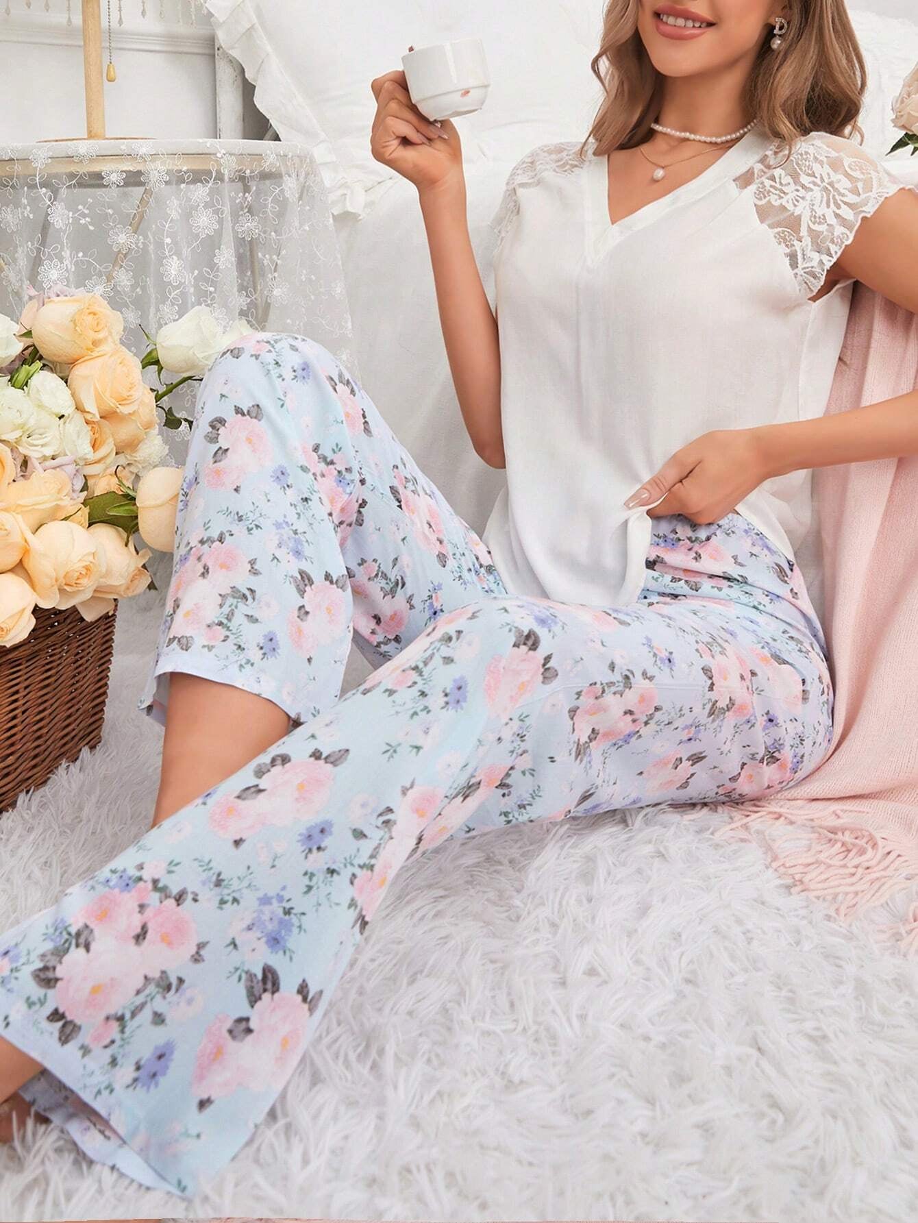 Women'S V-Neck Lace Decorated Raglan Short Sleeve Top and Floral Printed Pants Sleepwear Set Pajama Set