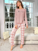SHEIN Lazeform طقم بيجامة بلوزة بأكمام طويلة وطبعة حروف وبنطلون مربعات