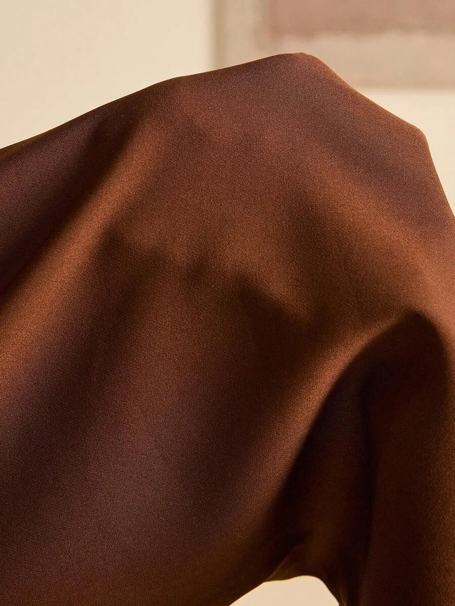SHEIN Lyxana بدلة نسائية بكتف مكشوف وخصر محدد وحزام معدني بلون بني