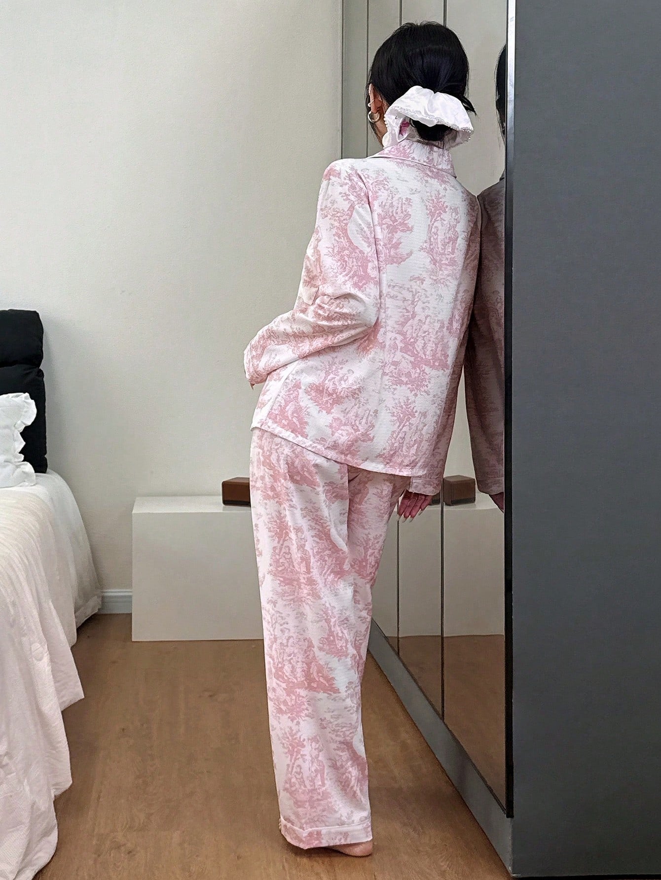 SHEIN مجموعة بيجامة نسائية وردية مطبوعة بياقة كارديجان