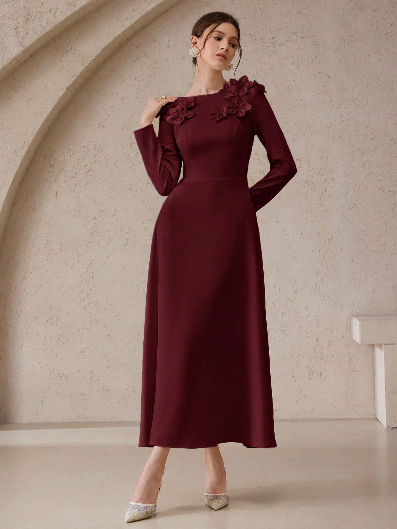 SHEIN Modelyn فستان طويل بلون عنابي بزخرفة زهرية ثلاثية الأبعاد