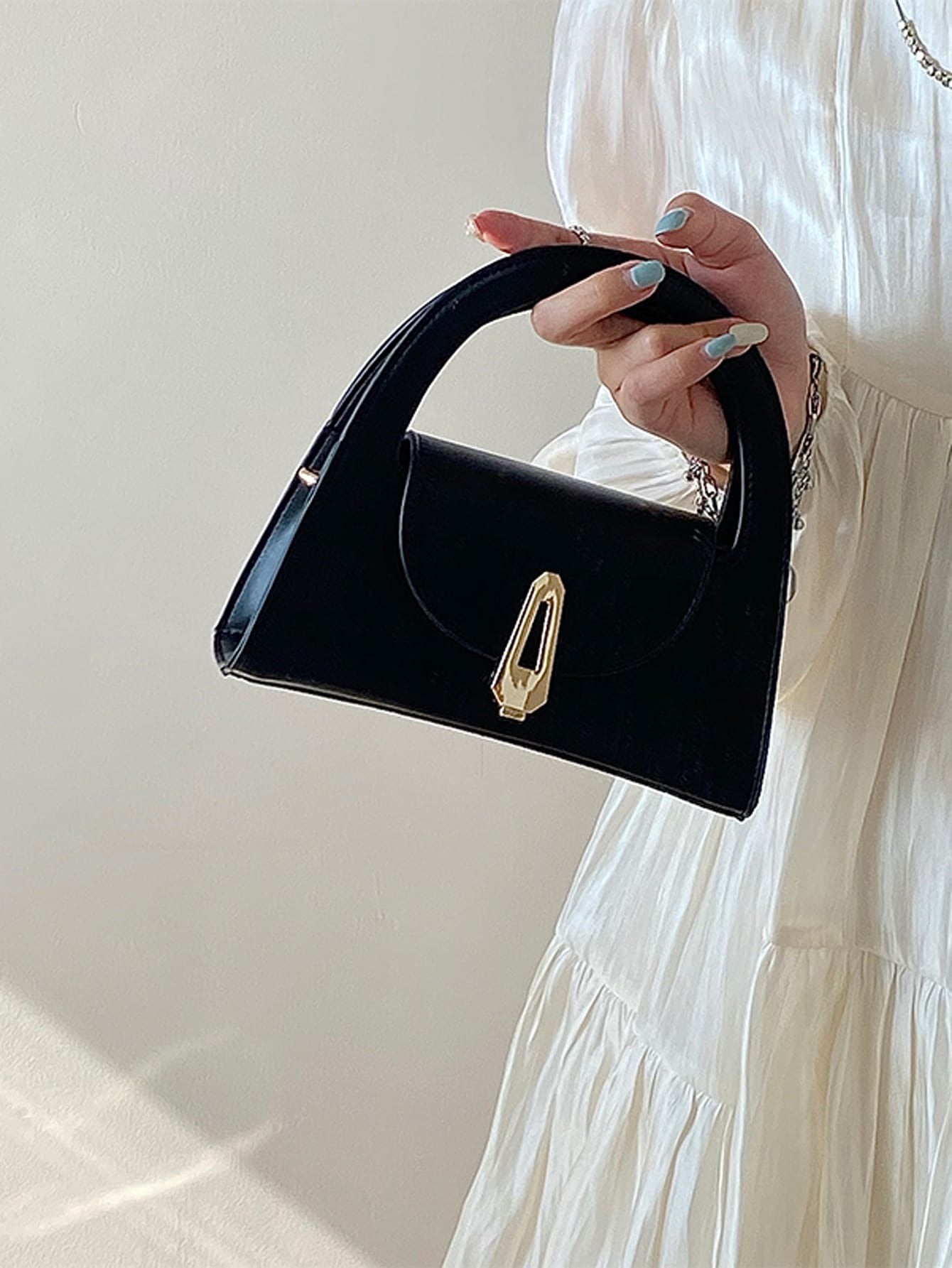 SHEIN حقيبة كتف صغيرة سوداء عصرية