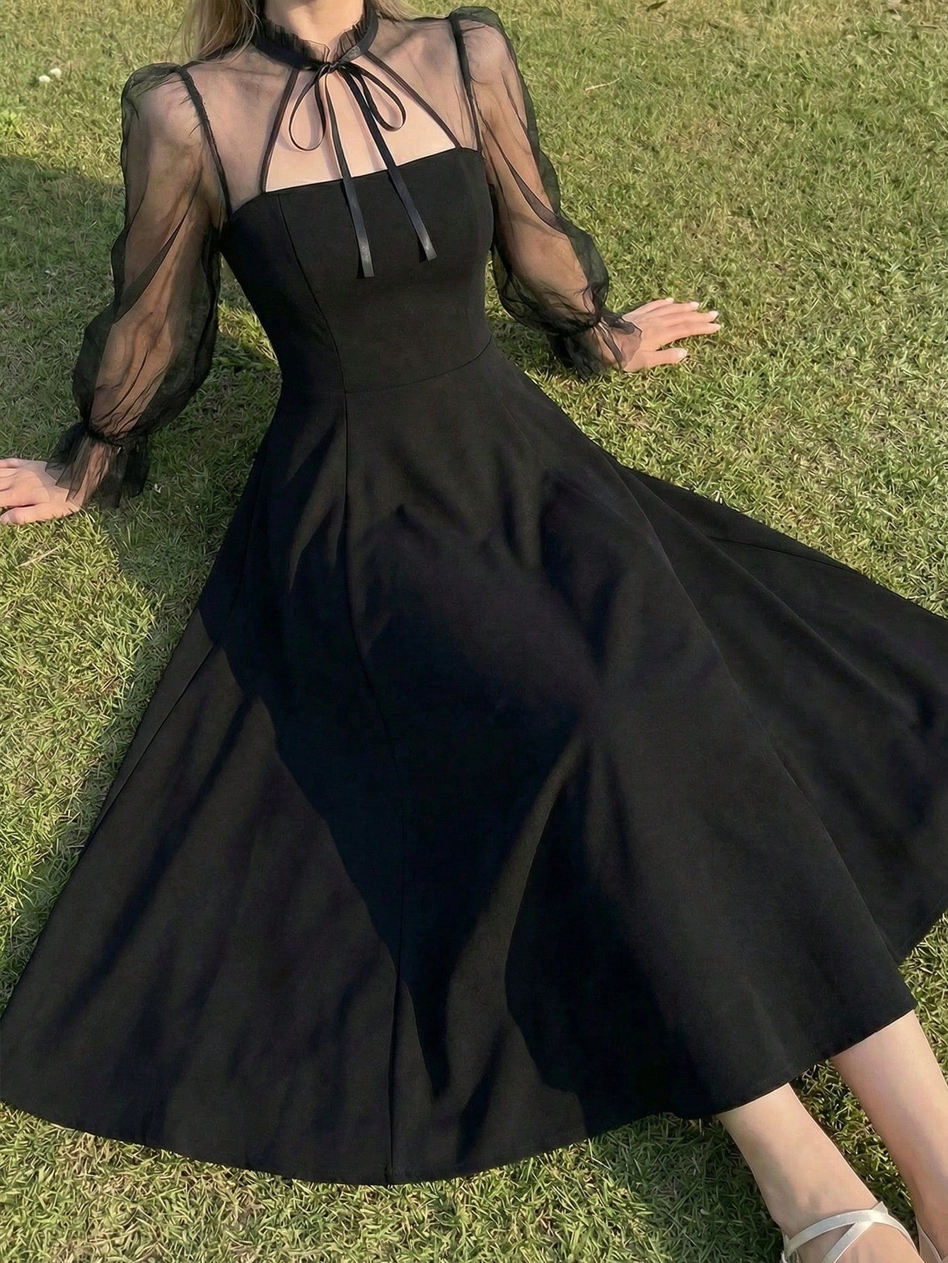 SHEIN MOD فستان طويل الأكمام بياقة عالية وشبك أنيق