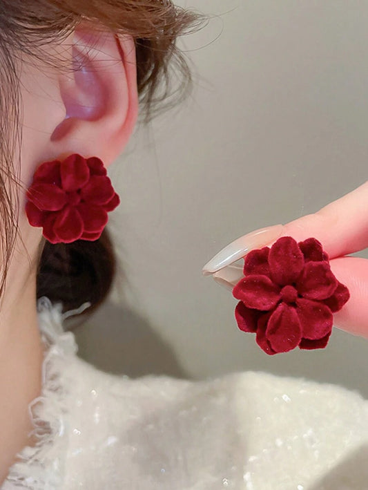 SHEIN زوج أقراط فاخرة بتصميم أزهار مخملية