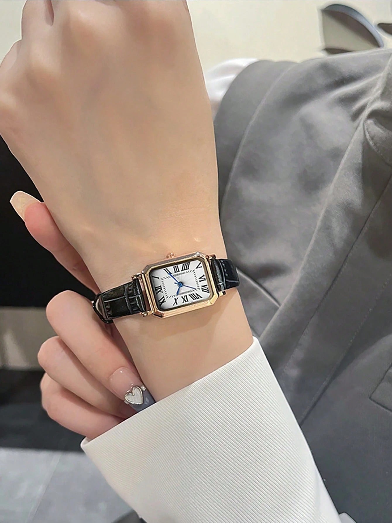 SHEIN ساعة نسائية كوارتز عتيقة بقرص مربع تصميم بسيط
