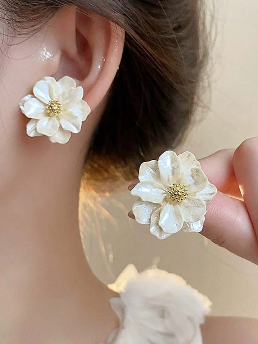 SHEIN زوج أقراط بيضاء بشكل زهرة راتنج