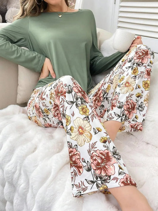 SHEIN طقم بيجامة قطعتين ببلوزة سادة وبنطلون بطبعة زهور متعدد الألوان