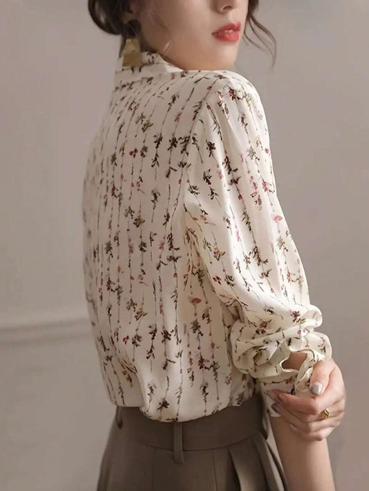 SHEIN قميص بطبعة زهرية ناعمة وأزرار أمامية