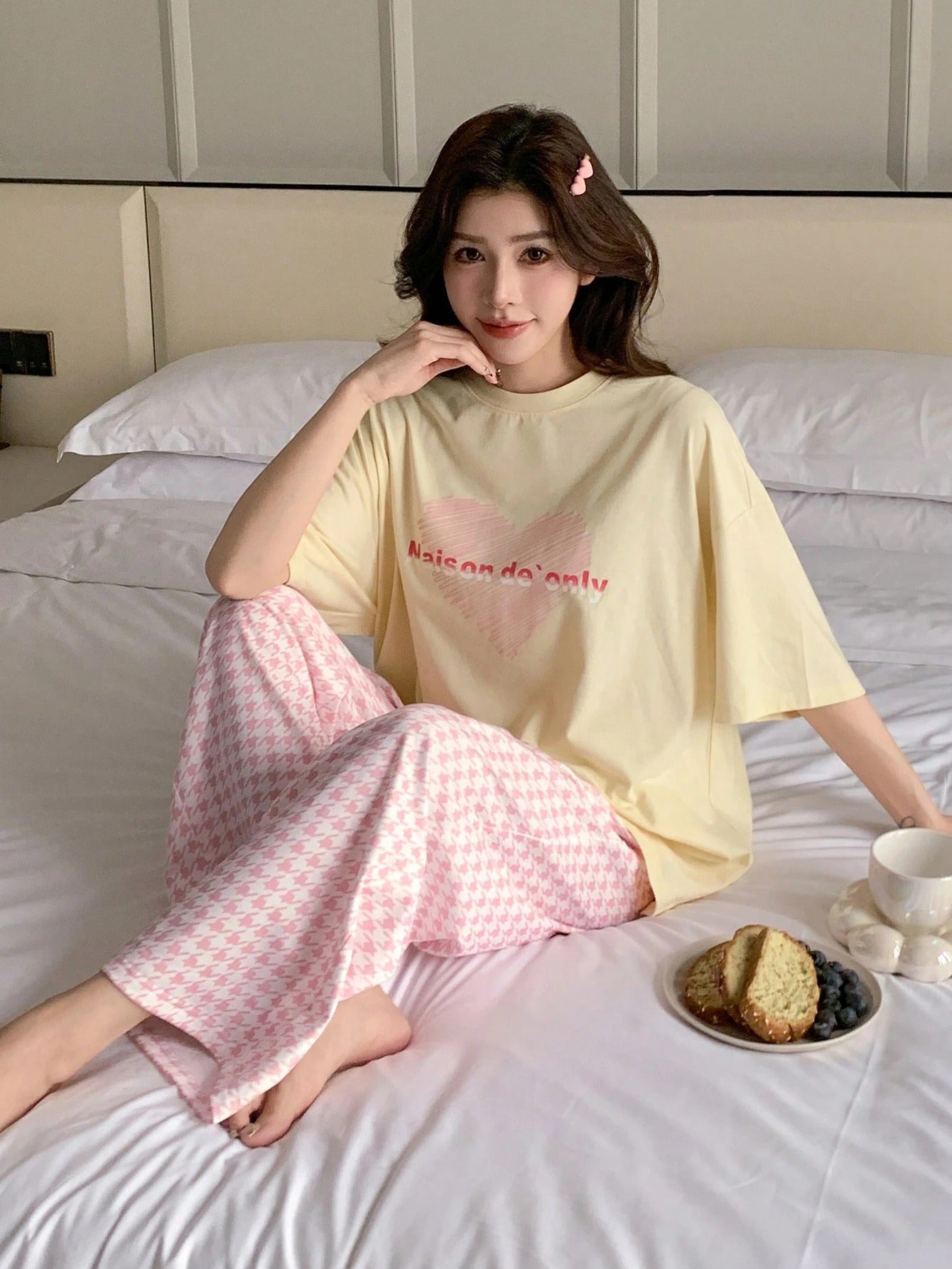 SHEIN DAZY طقم بيجامة فضفاض تي شيرت بطبعة قلب