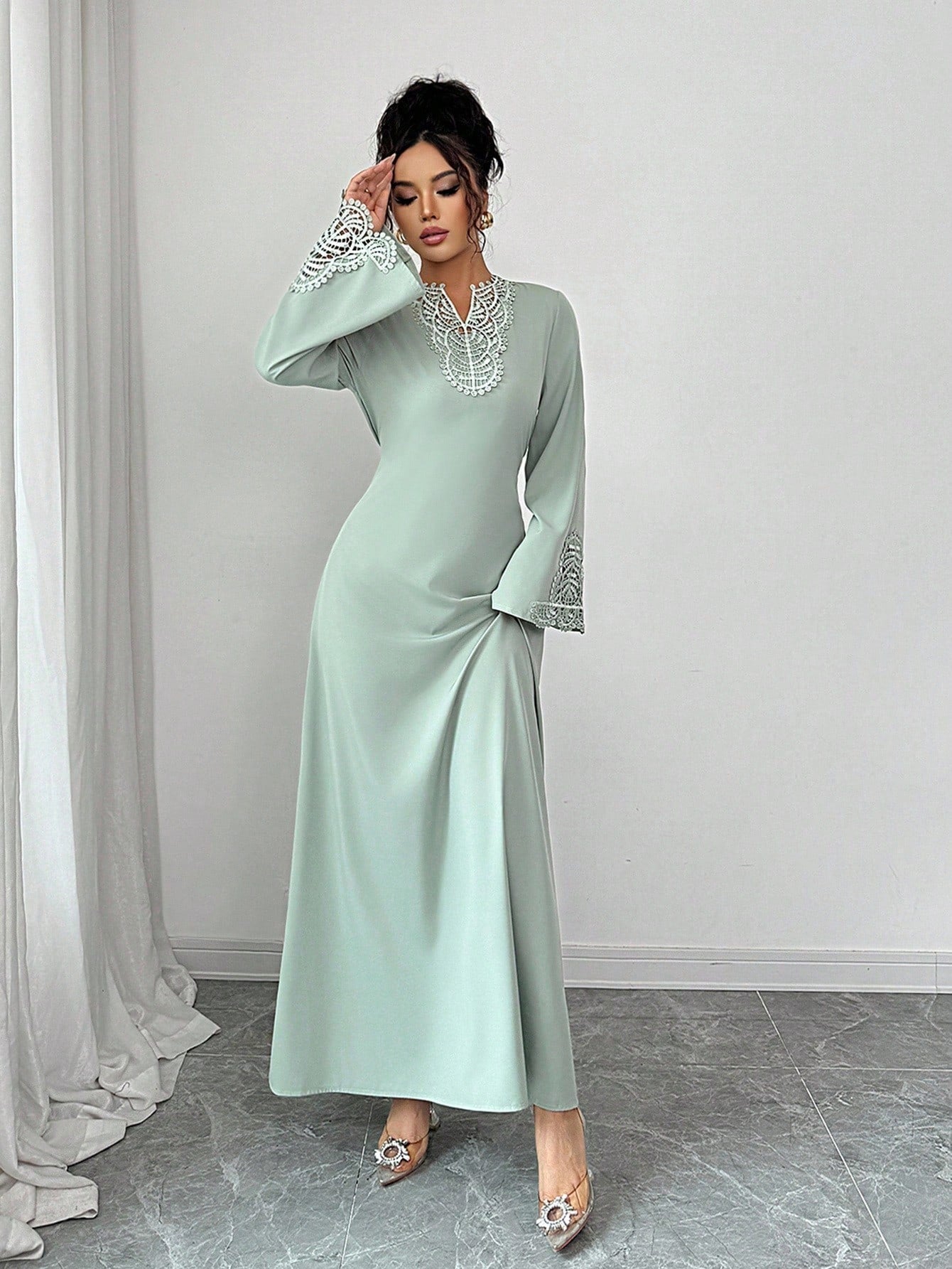 SHEIN Rafferiza رداء فضفاض بياقة V وكشكشة في الذيل وأكمام طويلة